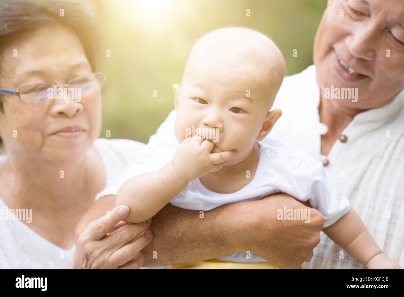 Coppia senior con baby nipote, asian nonni famiglia, vita il concetto di assicurazione. Foto Stock