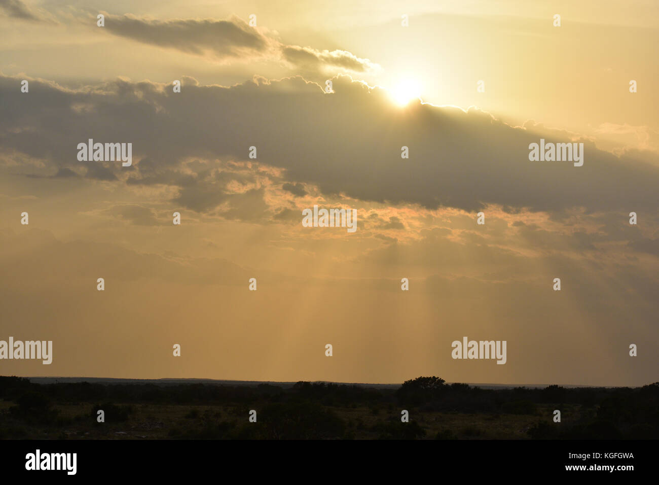 Luminosi raggi di sole splendente anche se nuvole Foto Stock