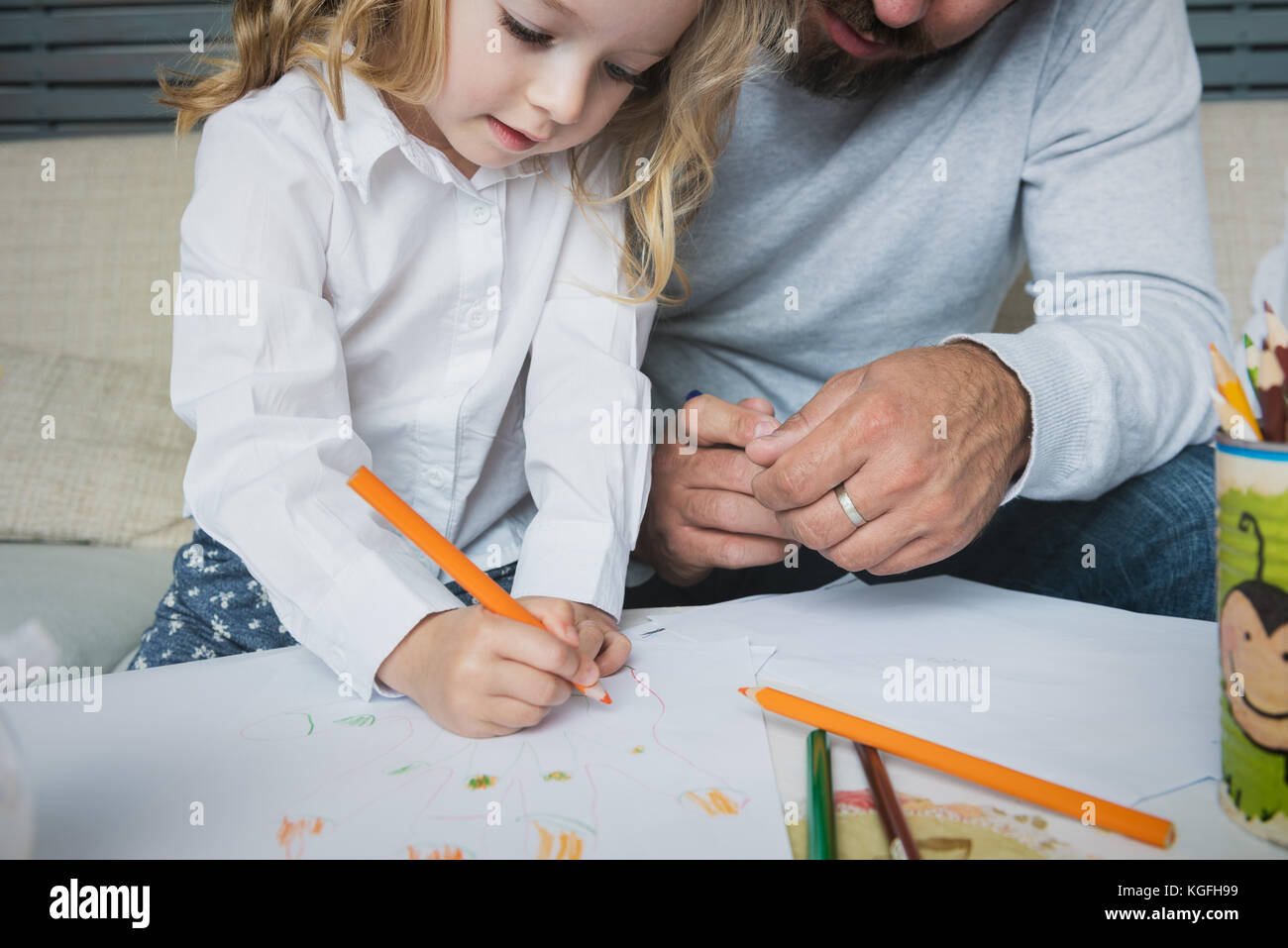 Padre e figlia insieme di disegno, la creatività e il concetto di apprendimento Foto Stock