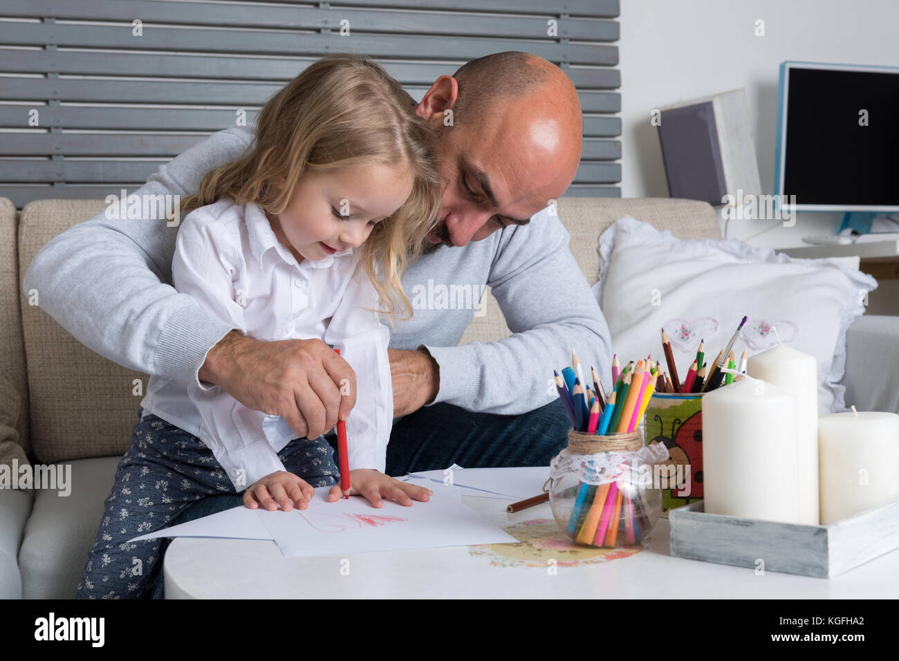 Padre e figlia insieme di disegno, la creatività e il concetto di apprendimento Foto Stock