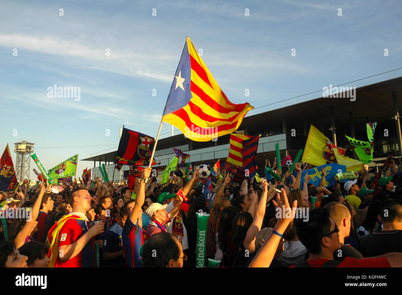 Tifosi del club di calcio di Barcellona che festeggiano a Barcellona durante una partita della loro squadra. Foto Stock