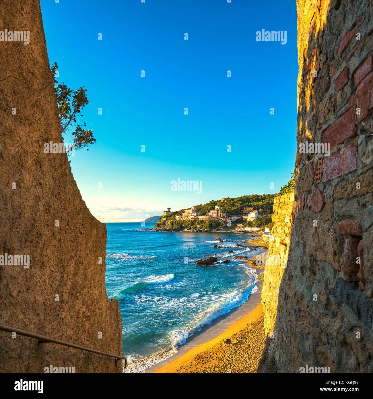 Castiglioncello tramonto sulla scogliera di roccia baia, la spiaggia e il mare. Toscana, Italia, Europa Foto Stock