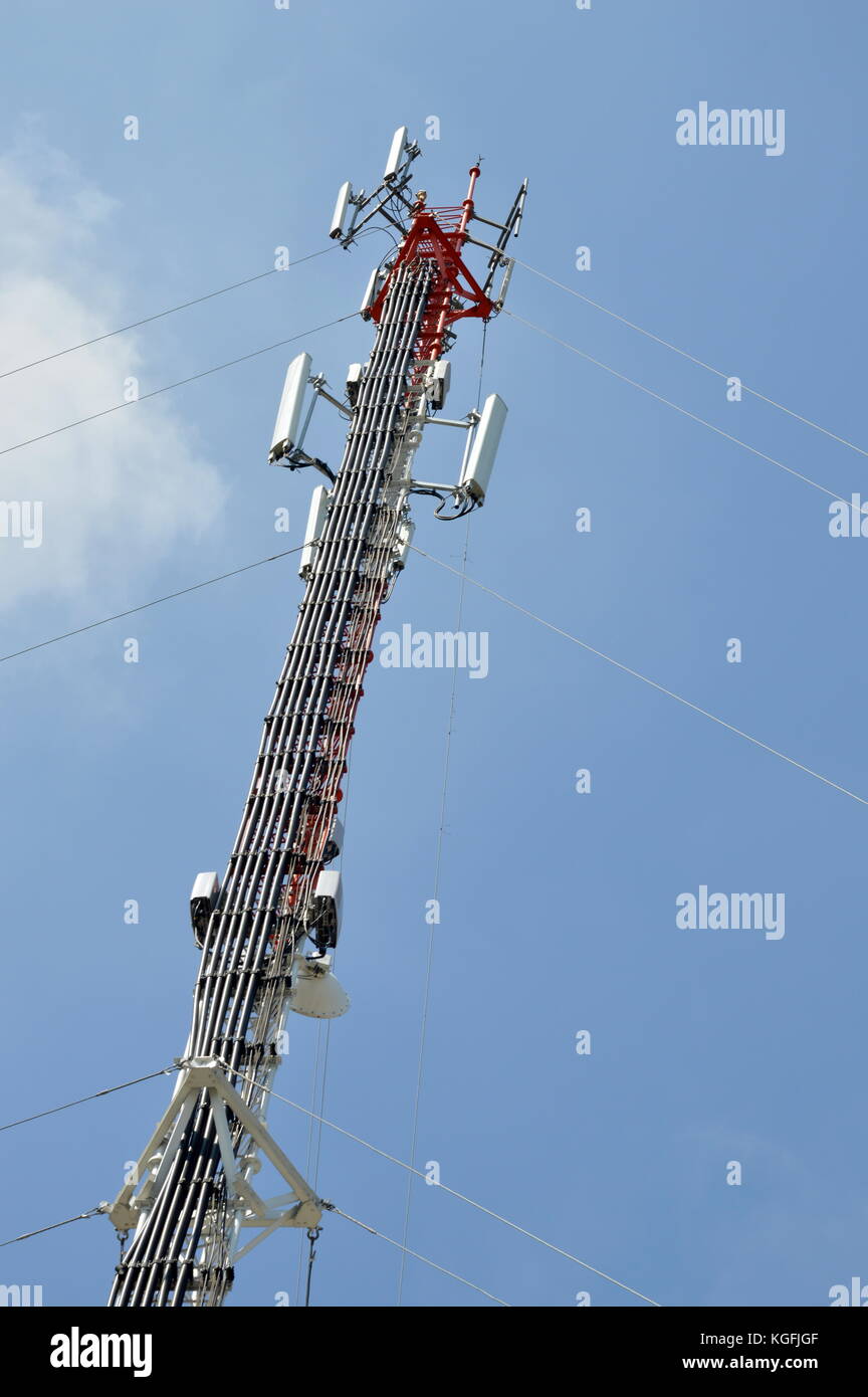 Polo di telecomunicazione su cloud e sky in presenza di luce solare Foto Stock