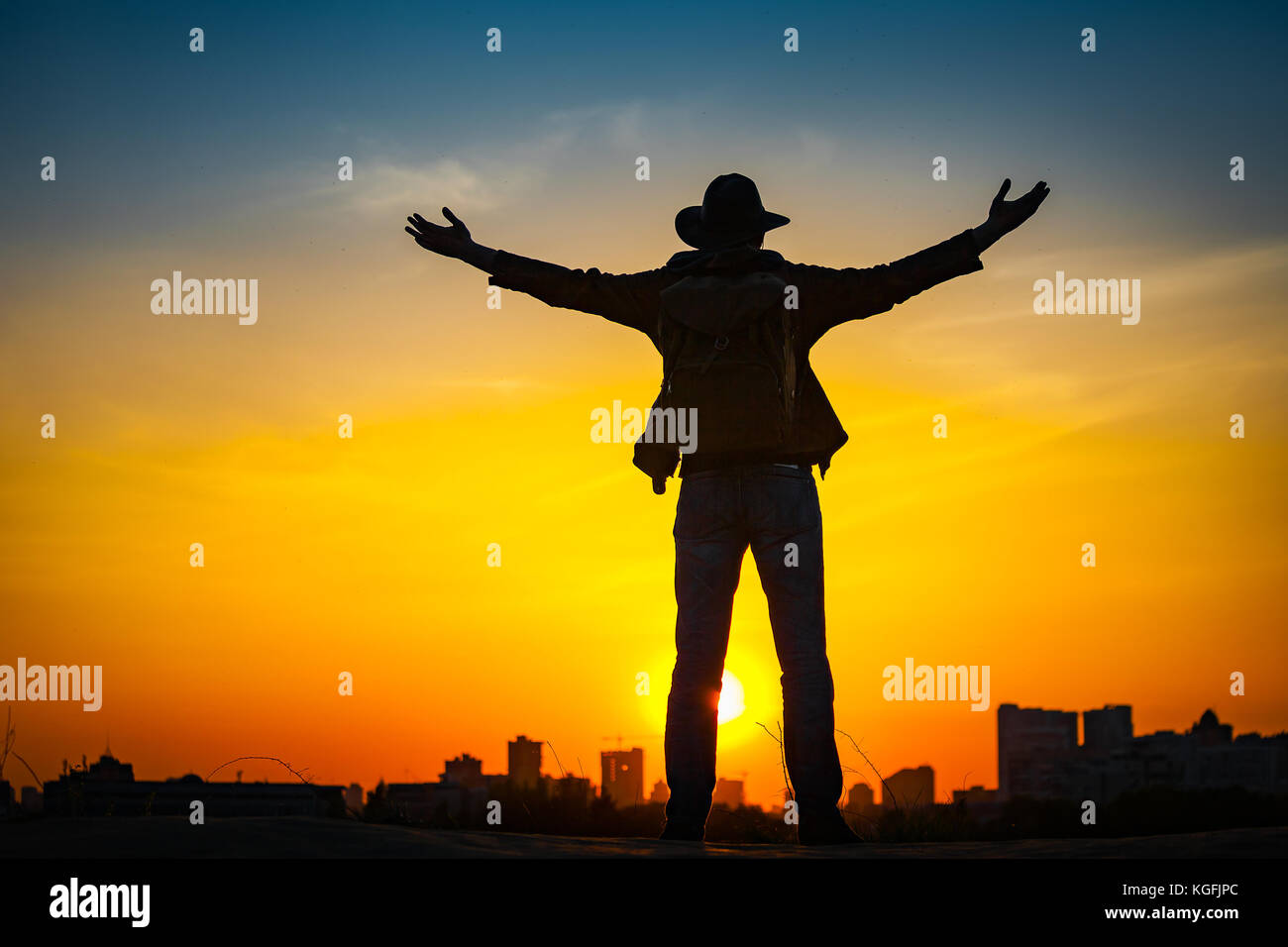 Silhouette di viaggiatori con lo zaino e il cappello da cowboy Foto Stock