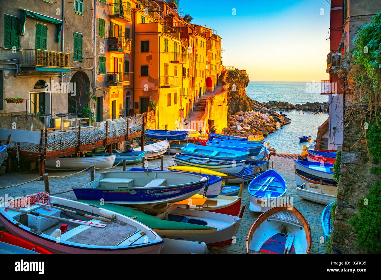 Riomaggiore village street, barche e mare in cinque terre sul tramonto, il Parco Nazionale delle Cinque Terre Liguria Italia Europa. Foto Stock