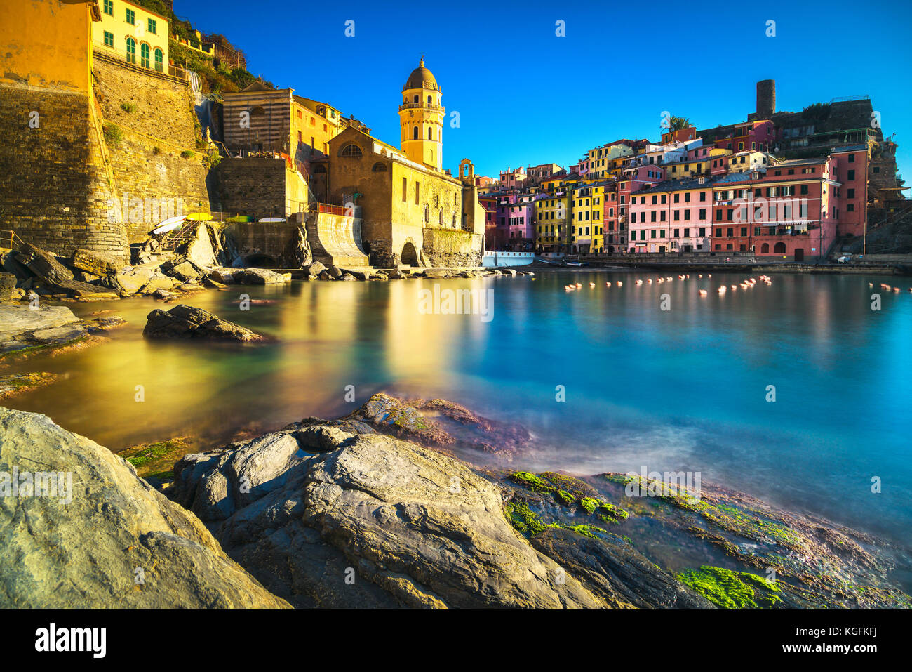 Vernazza village, chiesa, rocce e mare porto sul tramonto, Seascape in cinque terre, il Parco Nazionale delle Cinque Terre Liguria Italia Europa Foto Stock