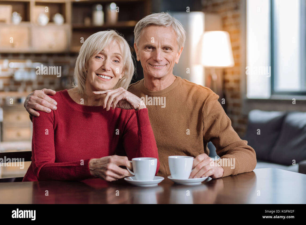 Allegro senior persone sorridenti seduti insieme Foto Stock