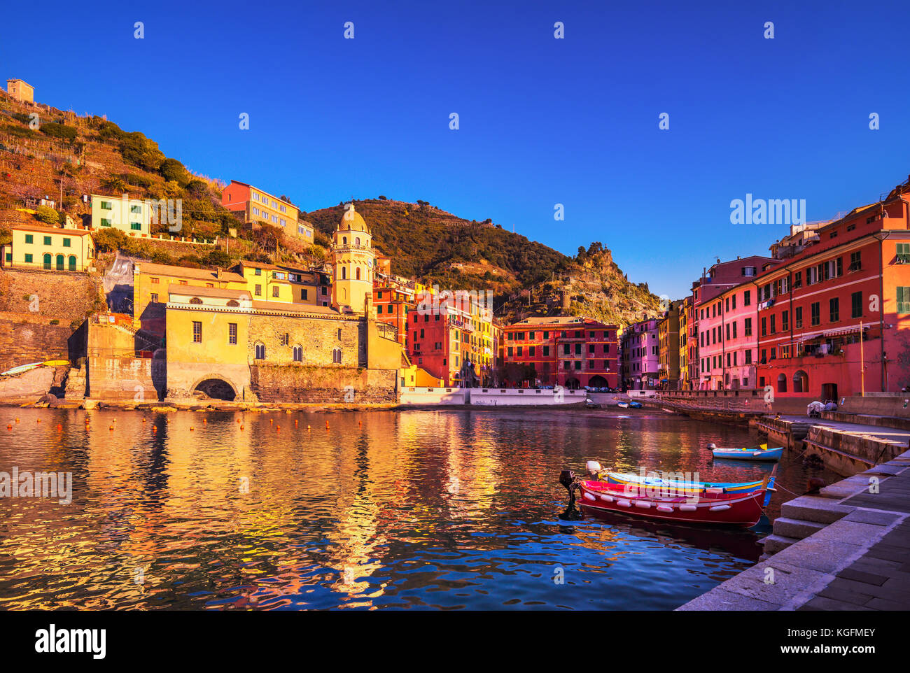Vernazza village, chiesa, barche e porto di mare sul tramonto, seascape in cinque terre, il parco nazionale delle cinque terre liguria italia Europa Foto Stock