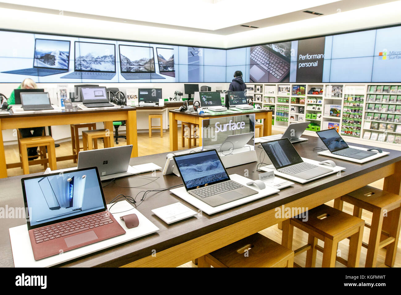 Varietà di computer portatili che eseguono Windows superficie per la vendita a un Microsoft store nel Prudential Center di Boston. Foto Stock