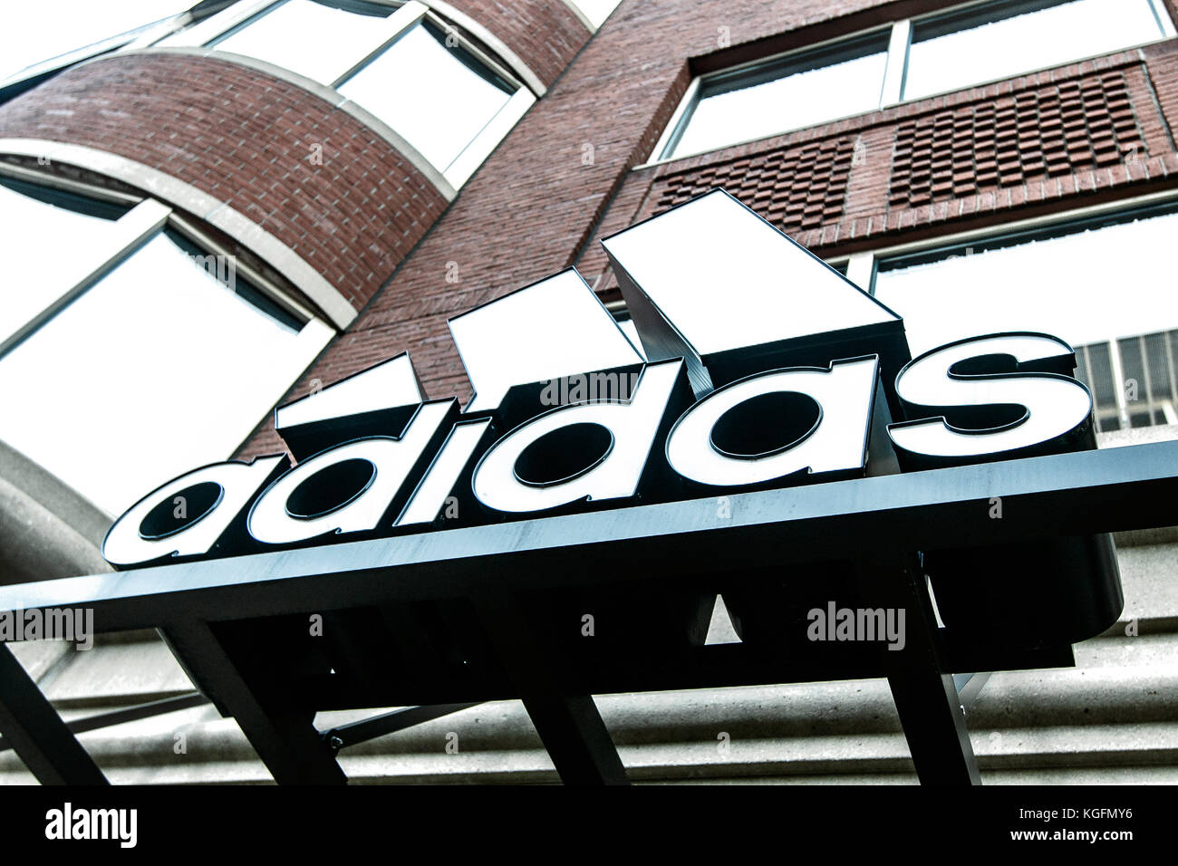 Logo Adidas sopra l'entrata di uno dei loro negozi a Boston. Foto Stock