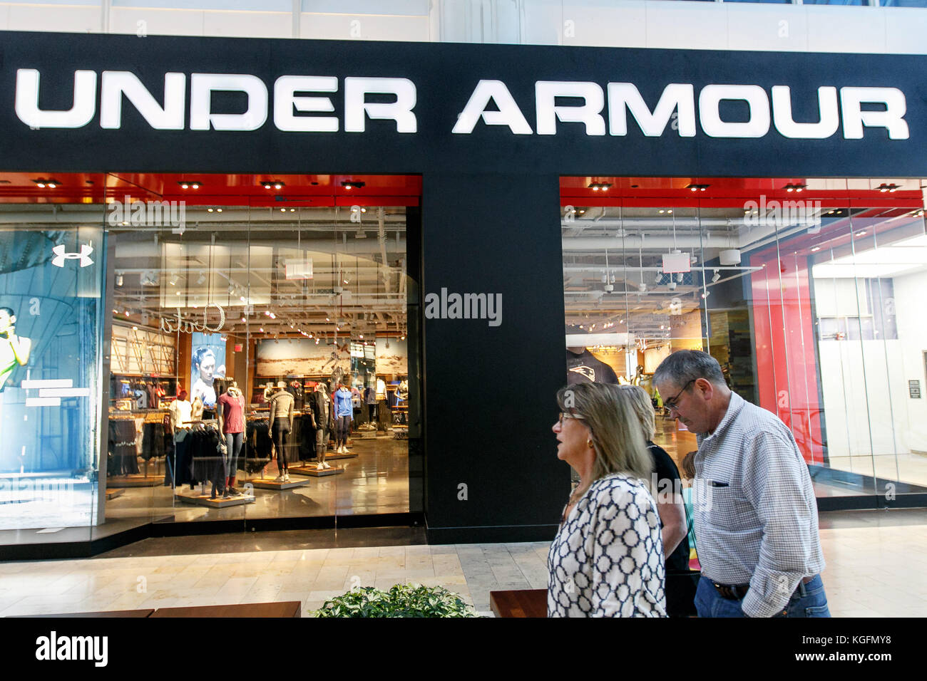 Al di fuori di un sotto la corazza store nel Prudential Center di Boston. Foto Stock