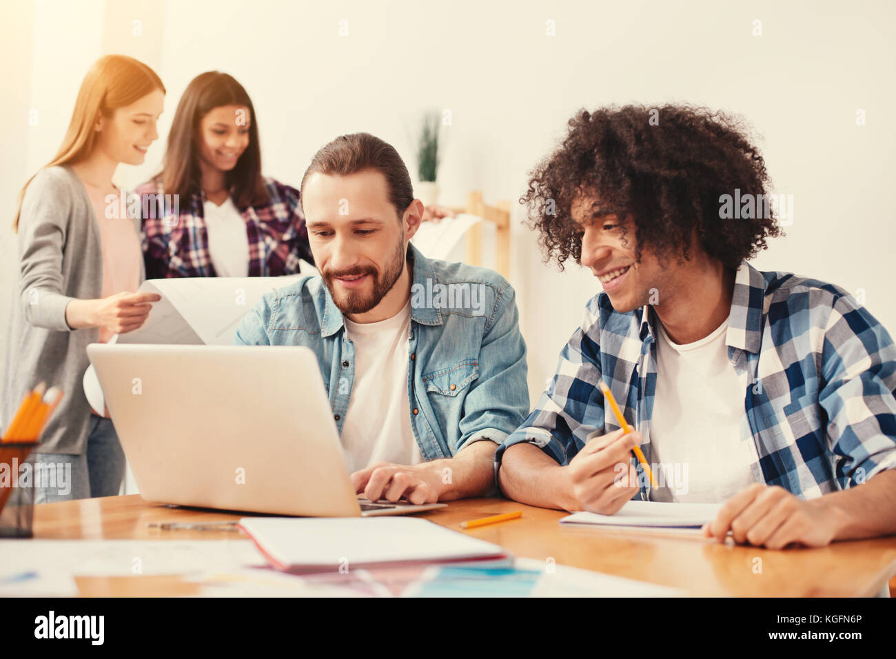 Giovani uomini impegnati nel loro lavoro di ricerca Foto Stock