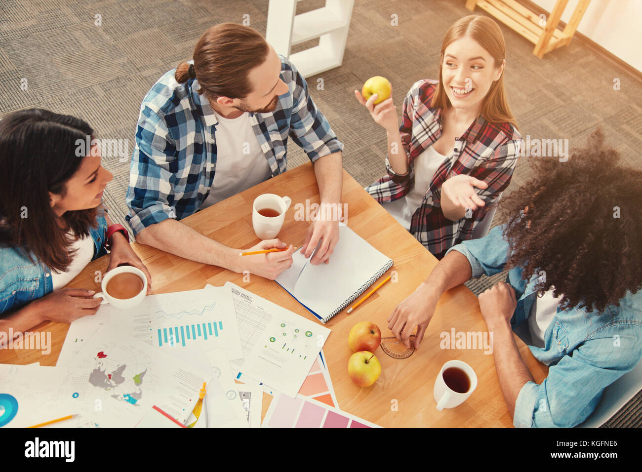 Allegro giovane lady raccontare una barzelletta ai suoi amici Foto Stock