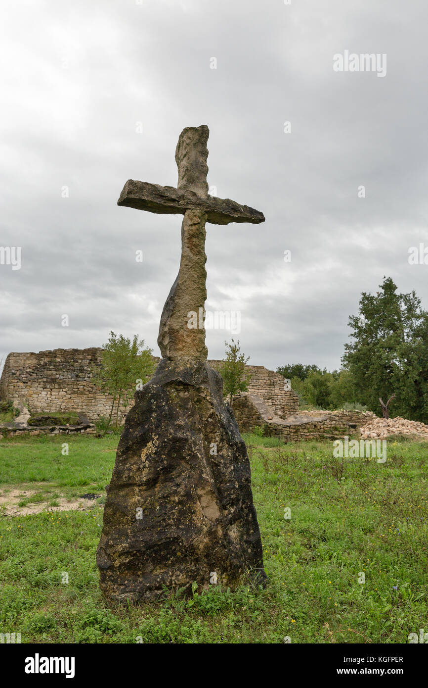 Antica croce di pietra presso il sito di scavi vicino alla stazione Blek, Istria, Croazia. Foto Stock