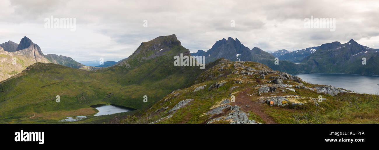 Vista dalla montagna segla al tramonto, senja isola, Norvegia. foto panoramica Foto Stock