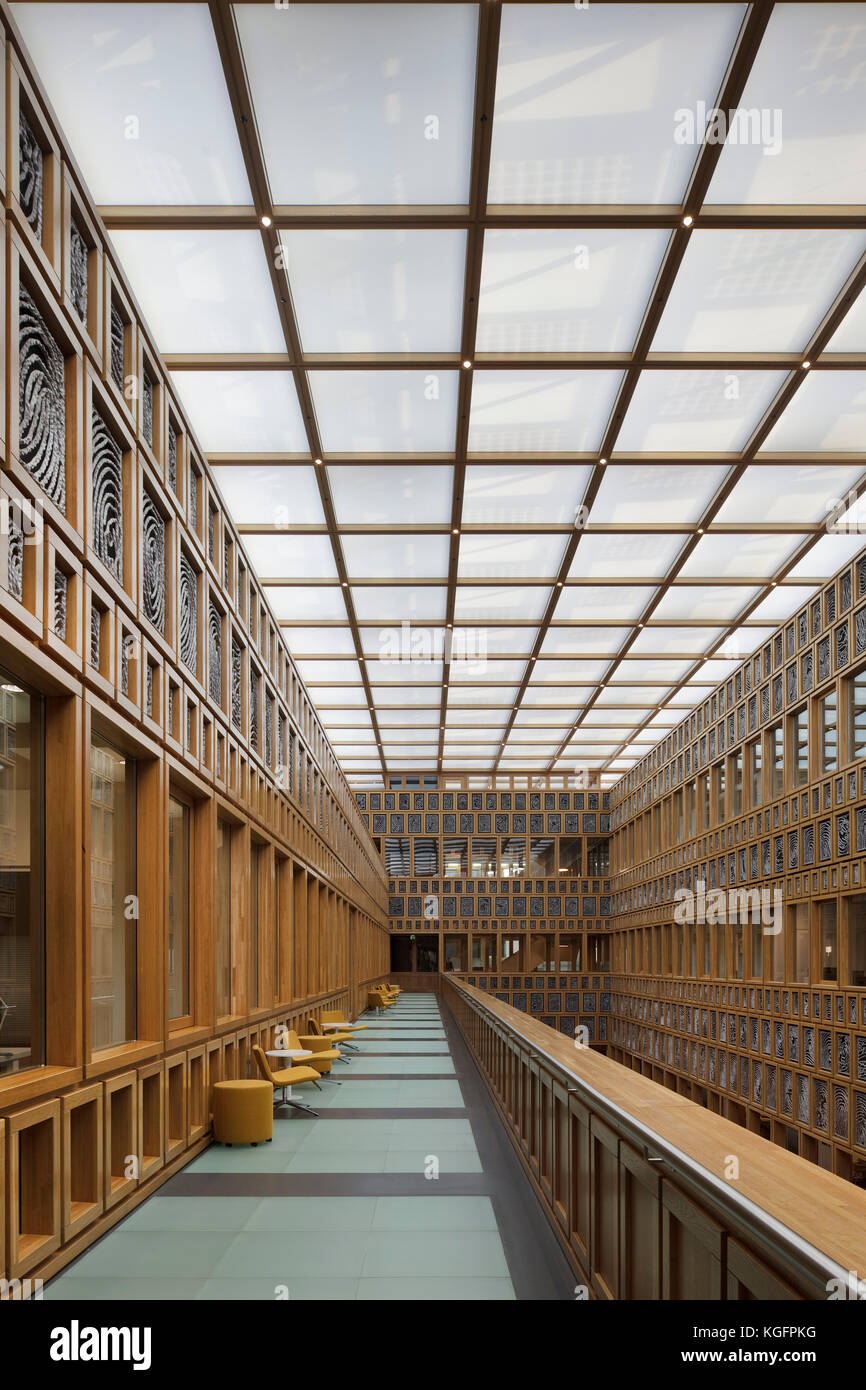 Passerella rialzata in atrio centrale visto dal livello superiore. Deventer City Hall, Deventer, Paesi Bassi. Architetto: Neutelings Riedijk Architects, 2016. Foto Stock