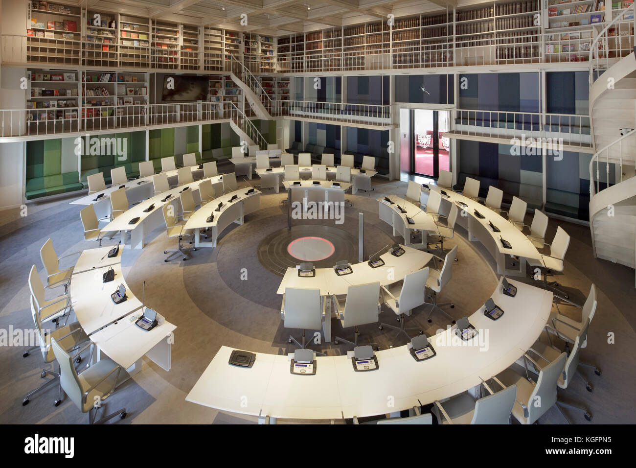 Assemblea comunale camera contemporanea con sede circolare e librerie e camminamenti intorno alle pareti. Deventer City Hall, Deventer, Paesi Bassi. Arch Foto Stock
