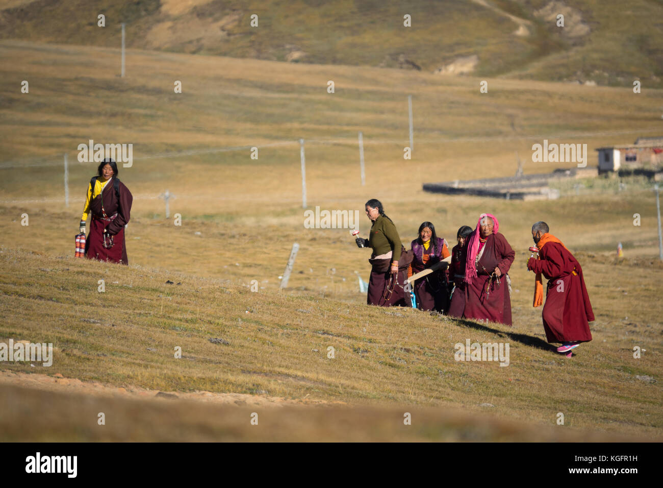 Baiyu,Cina-ottobre 17,2017; Monaco pregando cerimonia sulla montagna alla mattina in yarchen gar monasterry un famoso lamasery in baiyu, sichuan, in Cina Foto Stock