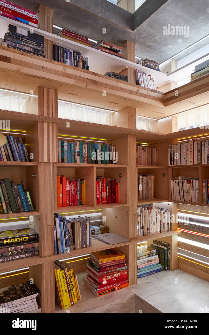 Deatil della libreria. La Pila - Mini soggiorno cabina urbana, Londra, Regno Unito. Architetto: Sam Jacob Studio, 2017. Foto Stock