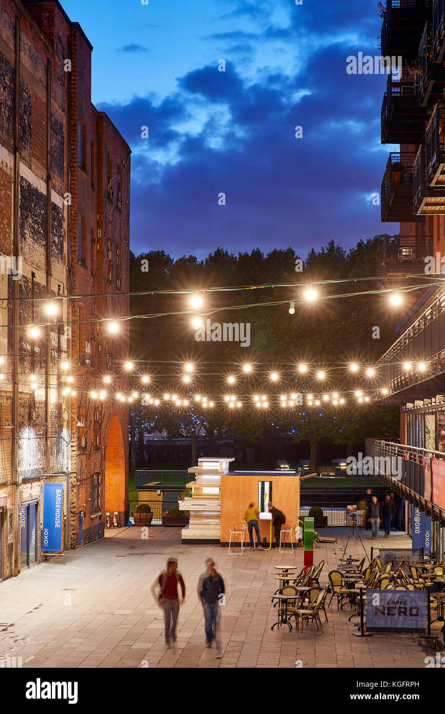 Elevata vista del tramonto del padiglione nel contesto. La Pila - Mini soggiorno cabina urbana, Londra, Regno Unito. Architetto: Sam Jacob Studio, 2017. Foto Stock