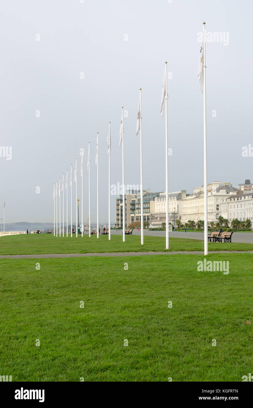 Linea di bandiera poli di Plymouth Hoe Promenade. Foto Stock