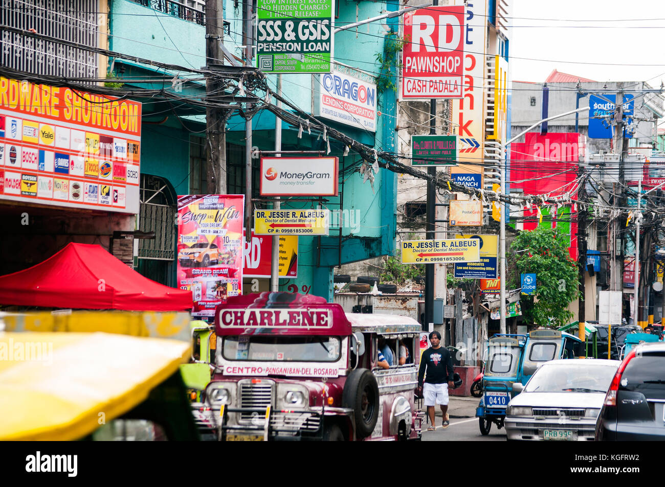 Sdtreert nscene con tricicli, panganiban drive, Naga City, camarines sur, bicol, Filippine Foto Stock