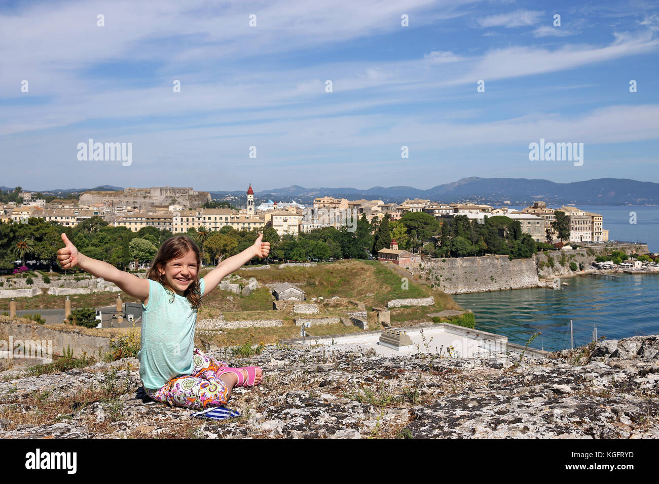 Felice bambina con il pollice in su in vacanza Corfu Grecia Foto Stock