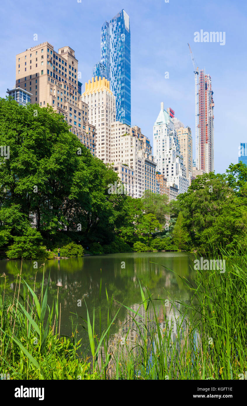 Stati Uniti New York new york grattacieli visto dallo stagno central park midtown Manhattan new york city skyline di manhattan nello stato di New York Stati Uniti d'America Foto Stock