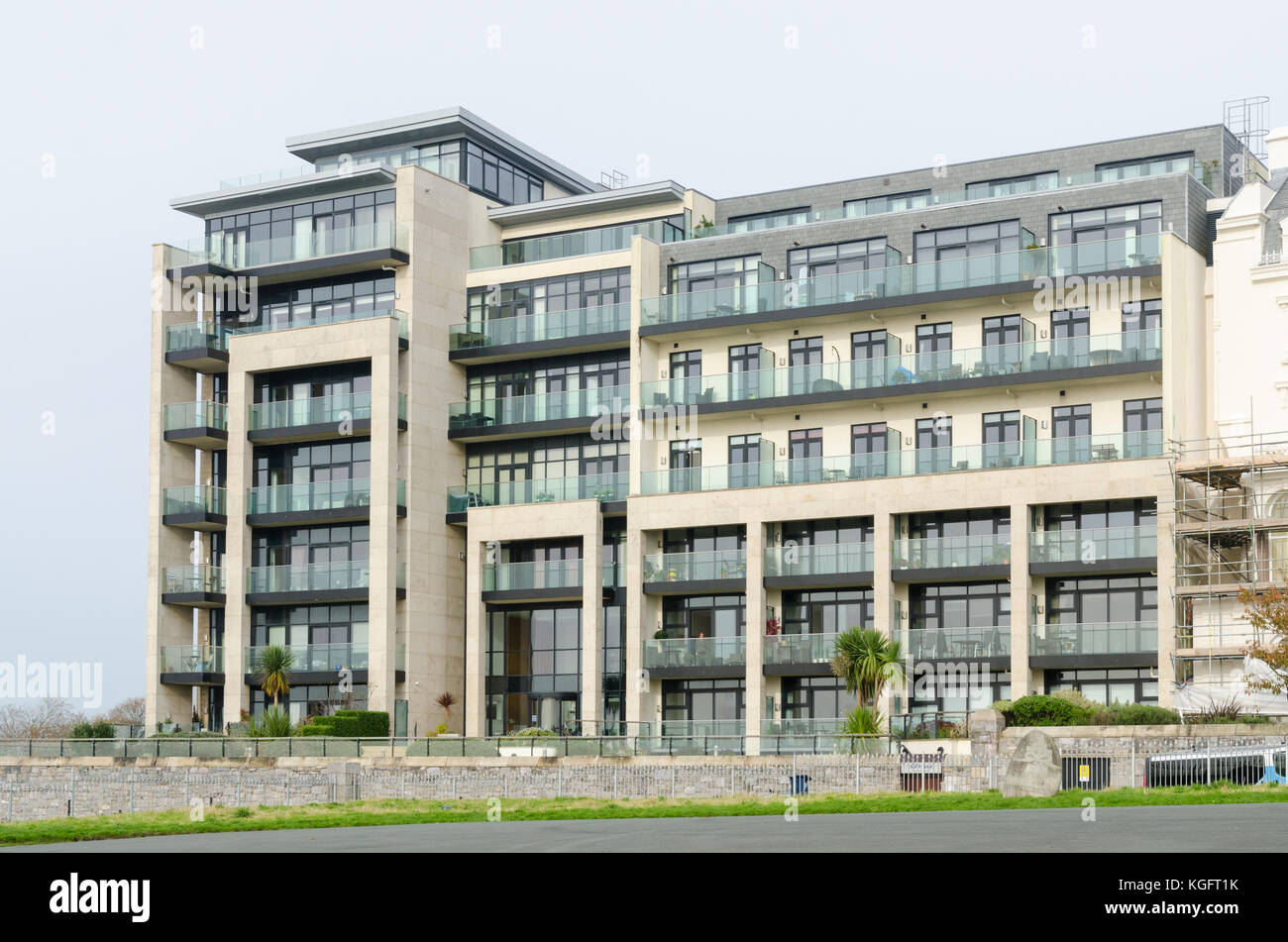 Grande e moderno blocco di appartamenti su Cliff Road, Plymouth Hoe affacciato sul lungomare parata a terra di Plymouth, Devon, Regno Unito Foto Stock