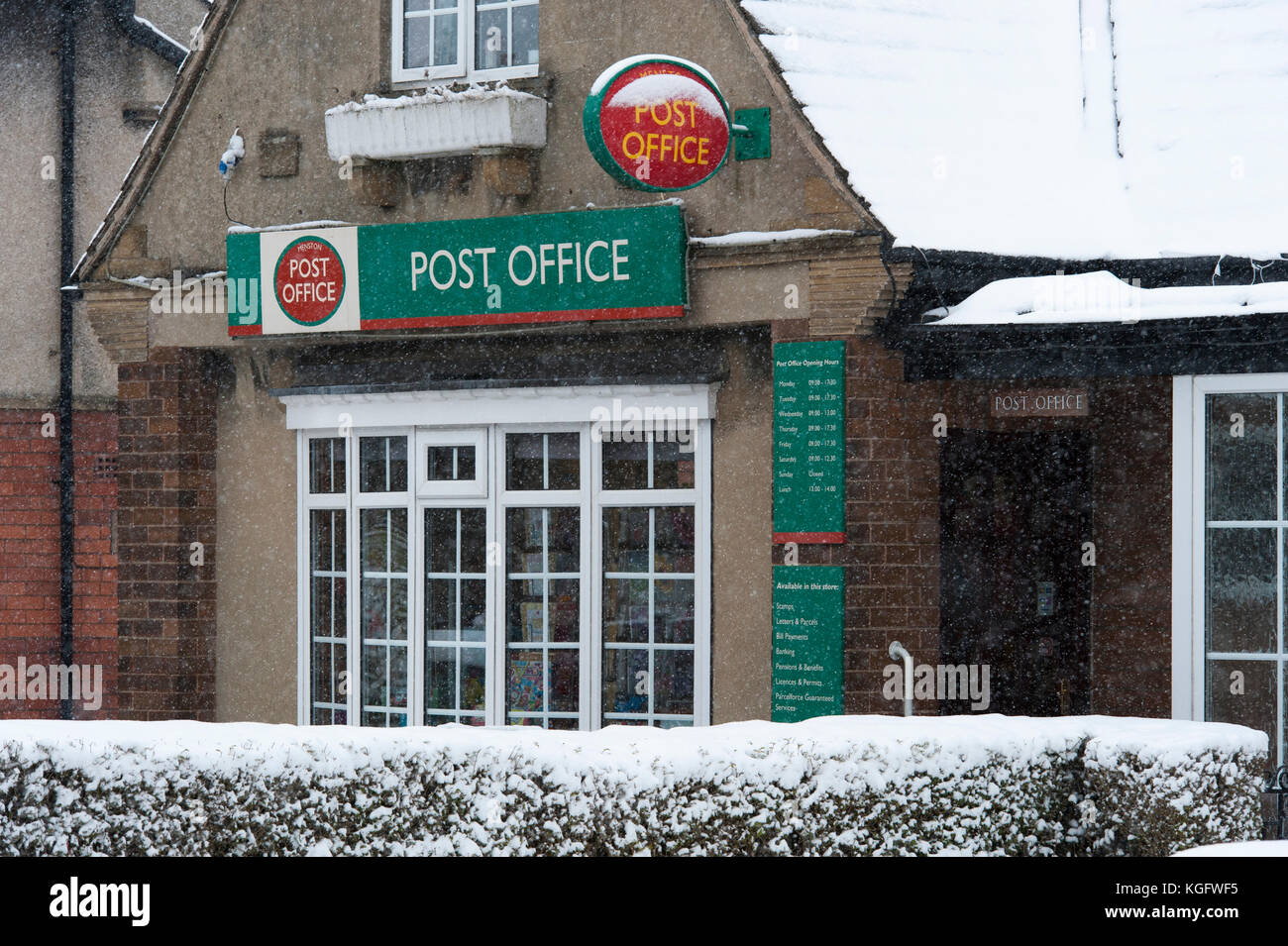 Freddo, nevoso inverno scena con esterno del villaggio Post Office visto attraverso la caduta di fiocchi di neve - Menston, West Yorkshire, Inghilterra, Regno Unito. Foto Stock