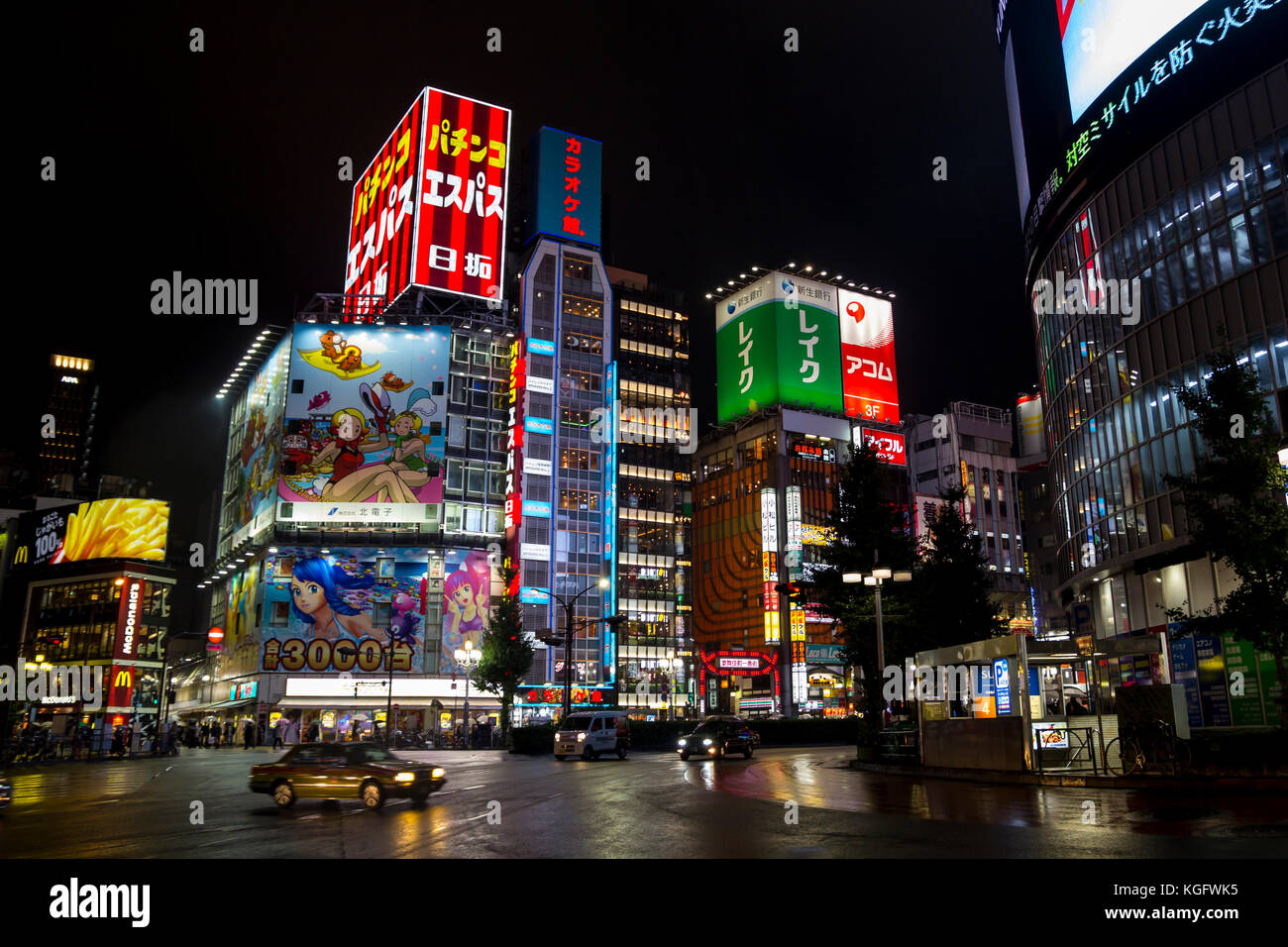 Vista sulla città del quartiere di Shinjuku a Tokyo. La zona è un commerciale una zona di intrattenimento con molte luci di notte Foto Stock