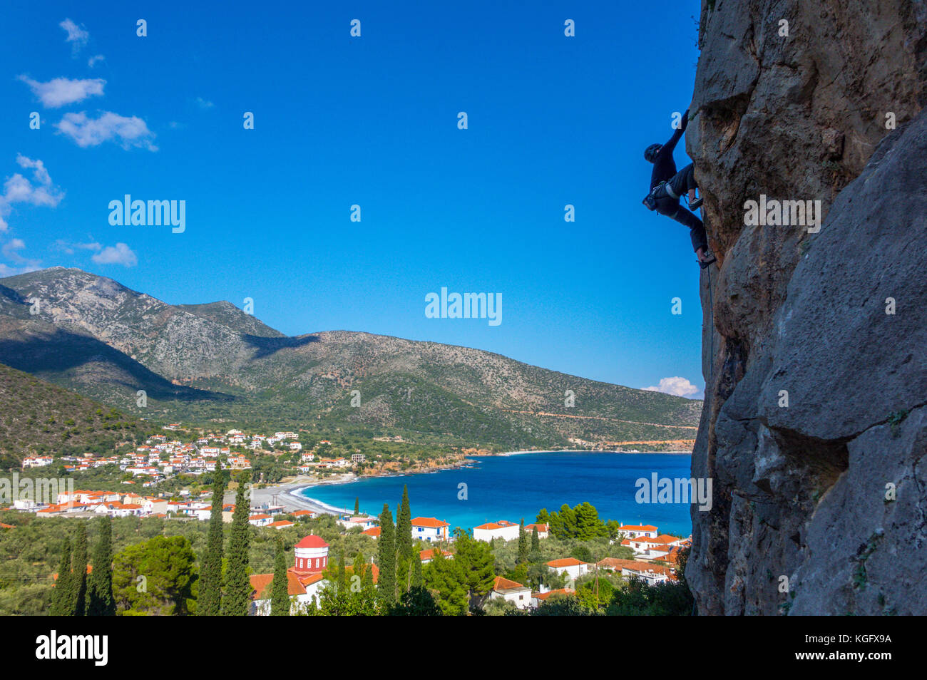 Rocciatore stagliano sopra Kyparissi, Peloponnes, Grecia Foto Stock
