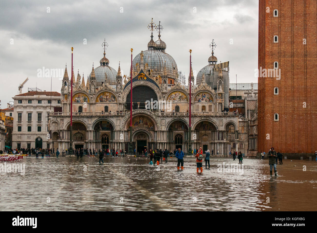 Venezia, Italia. 07 novembre, 2017. i turisti a piedi in acqua in san marco durante un'alta marea il 7 novembre 2017 a Venezia, Italia. Foto Stock