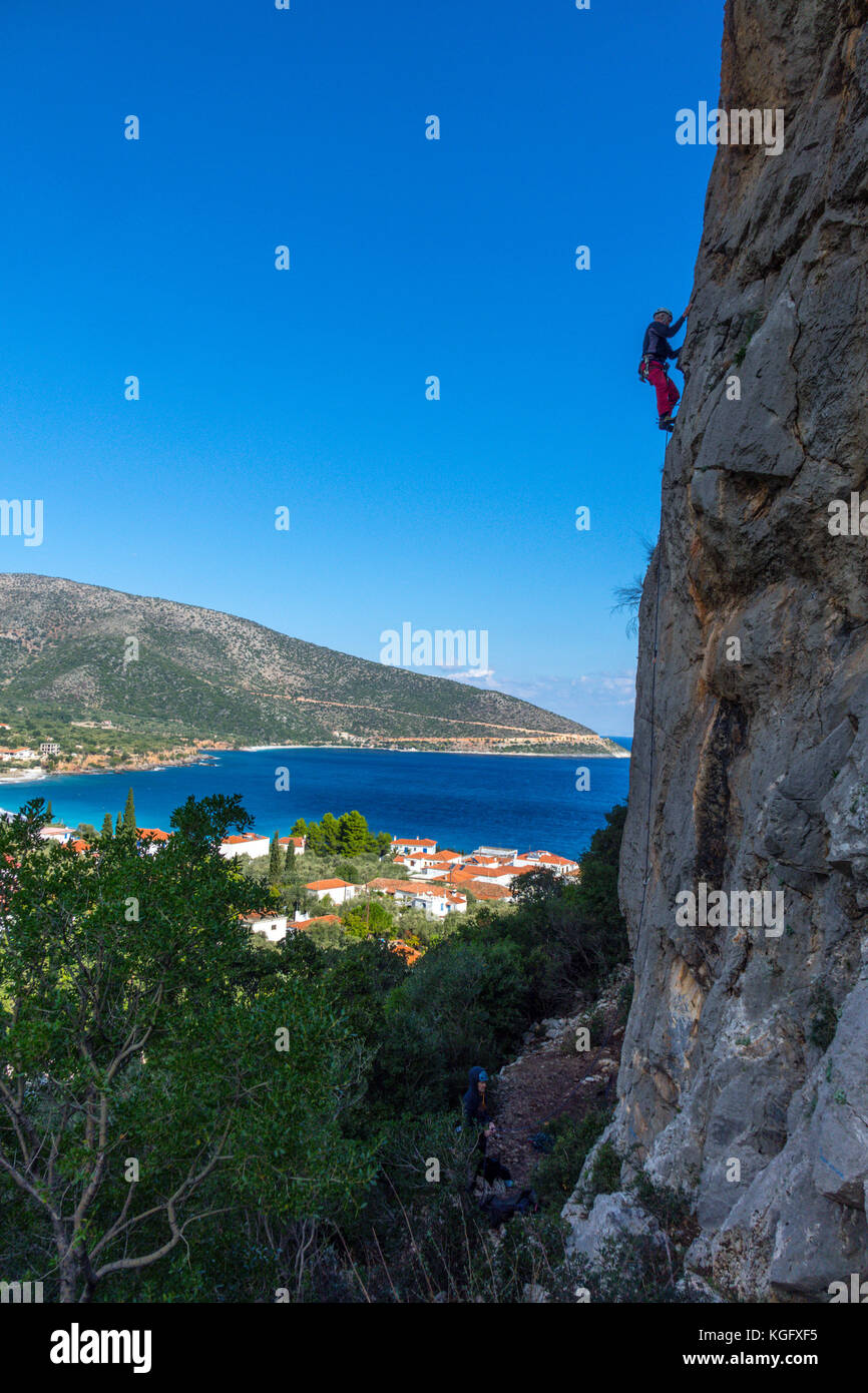 Rocciatore stagliano sopra Kyparissi, Peloponnes, Grecia Foto Stock