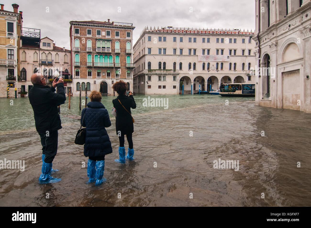 Venezia, Italia. 07 novembre, 2017. I turisti scattare foto durante un'alta marea il 7 novembre 2017 a Venezia, Italia. Foto Stock
