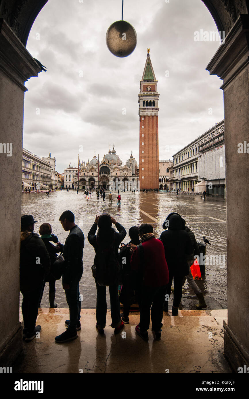 Venezia, Italia. 07 novembre, 2017. I turisti scattare una foto di San Marco durante un'alta marea il 7 novembre 2017 a Venezia, Italia. Foto Stock