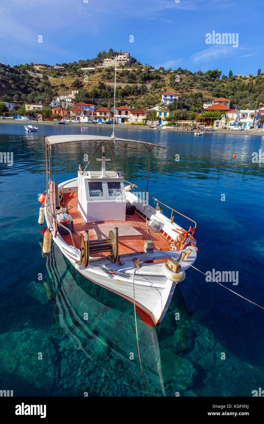 Colorate barche da pesca nel porto di Sampatiki, Peleponnese, Grecia Foto Stock