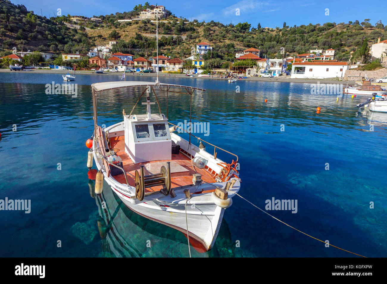Colorate barche da pesca nel porto di Sampatiki, Peleponnese, Grecia Foto Stock