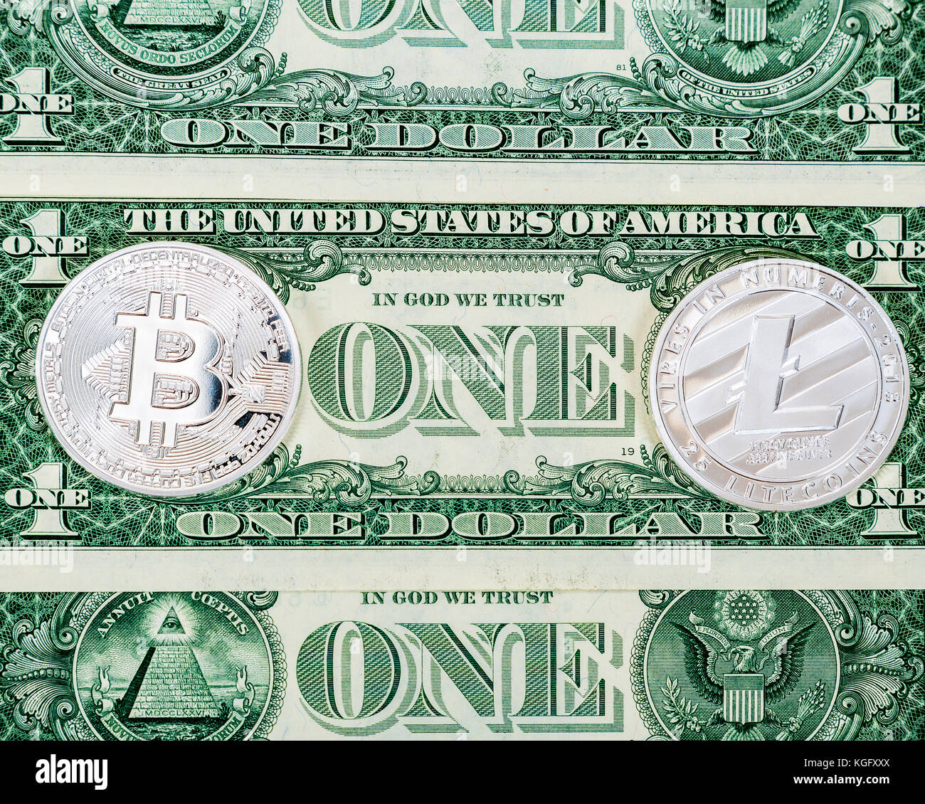 Monete di cryptocurrency giacente su un dollaro statunitense. Concetto aziendale Foto Stock