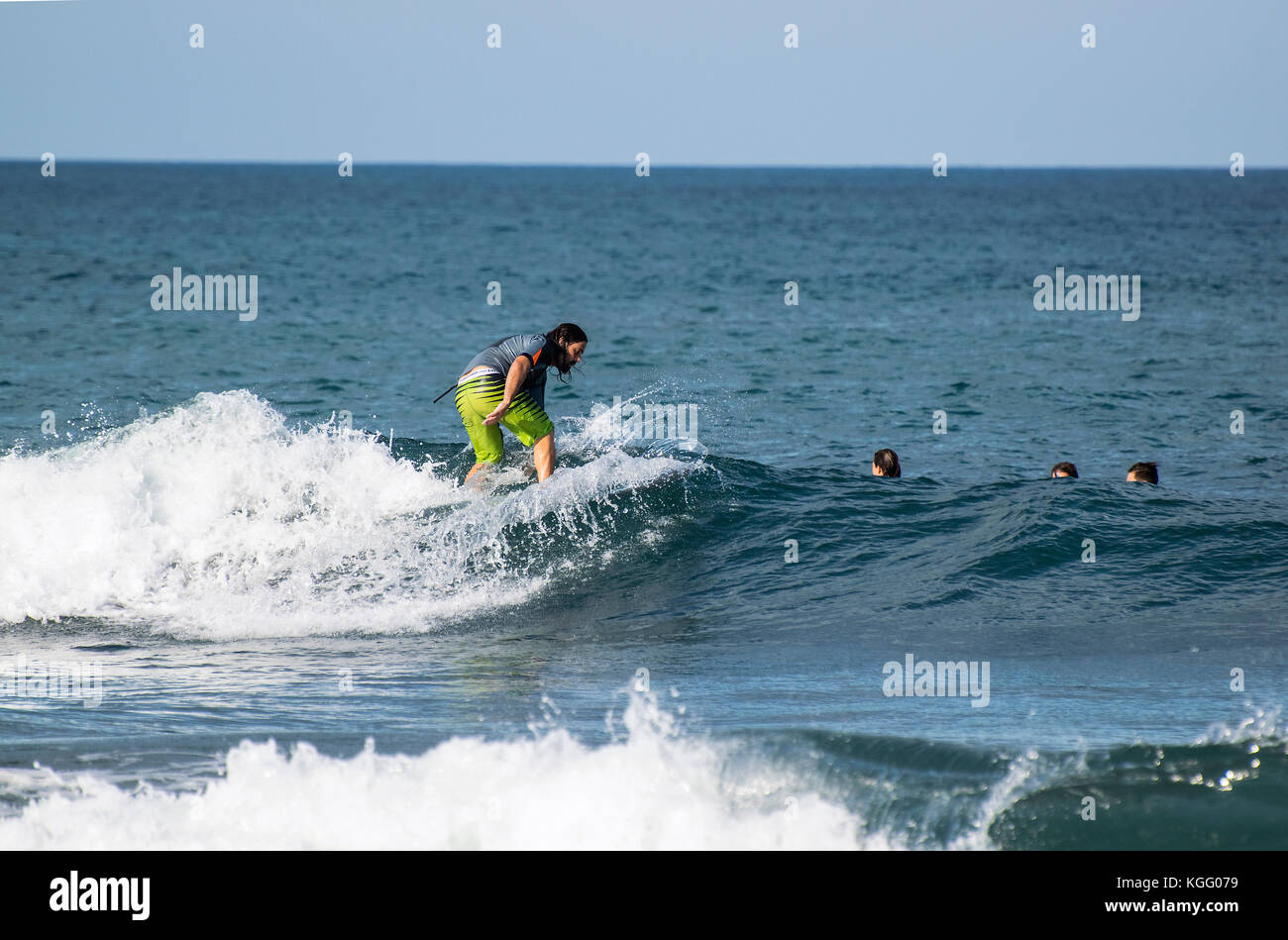 Surfer divertendosi in figlio de marina, Mallorca, Spagna Foto Stock