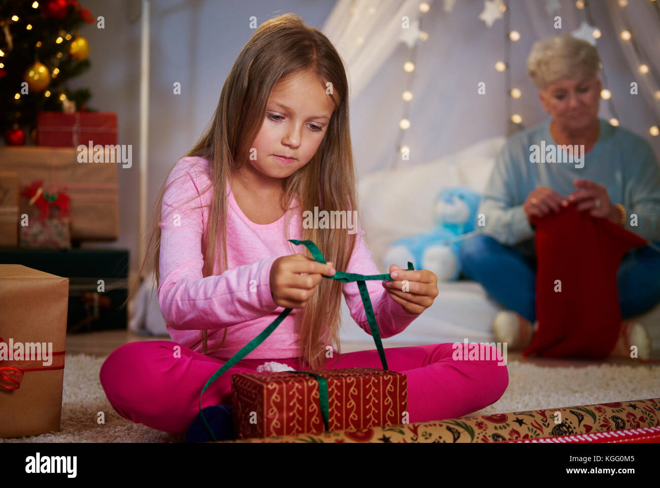 Ragazza il confezionamento di un regalo di natale Foto Stock