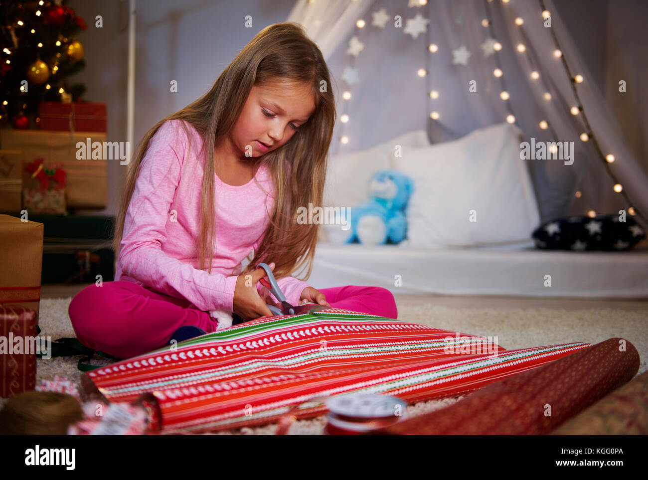 Ragazza carina di taglio carta natale Foto Stock
