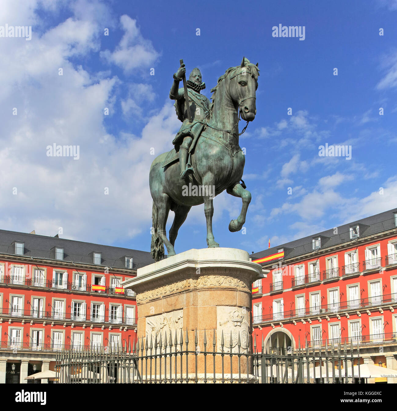 Statua equestre nella Plaza Mayor, Madrid, Spagna piazza centrale di attrazione turistica nel cuore della città Foto Stock