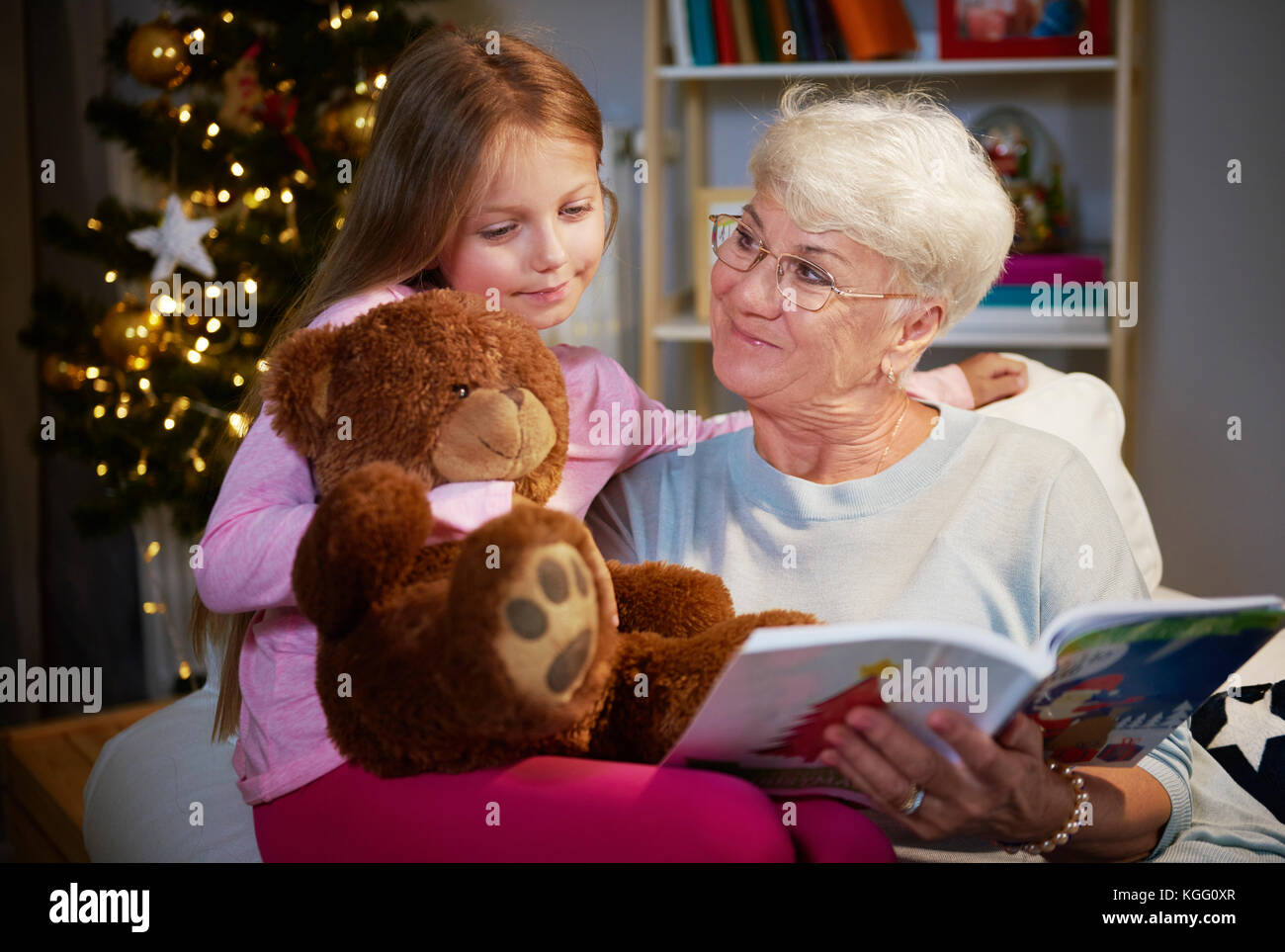 Mi piace trascorrere il tempo con mia nonna e orsacchiotto Foto Stock