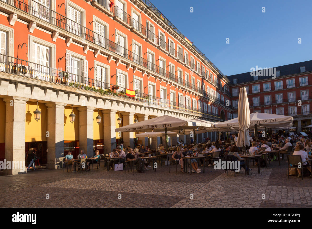 Plaza Mayor, Madrid, Spagna progettato 1619 Juan Gómez de Mora piazza centrale di attrazione turistica nel cuore della città Foto Stock