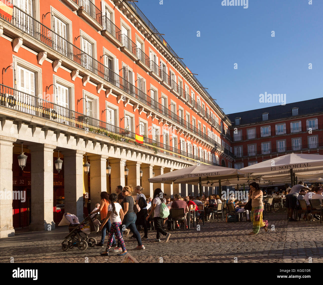 Plaza Mayor, Madrid, Spagna progettato 1619 Juan Gómez de Mora piazza centrale di attrazione turistica nel cuore della città Foto Stock