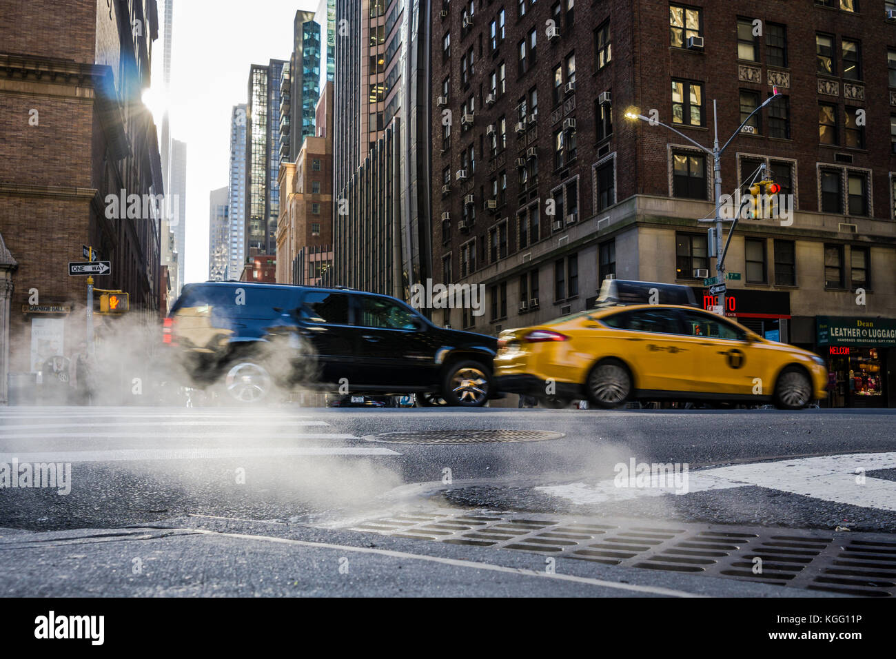 New York City Manhattan street nebbia taxi vicino alla strada Foto Stock