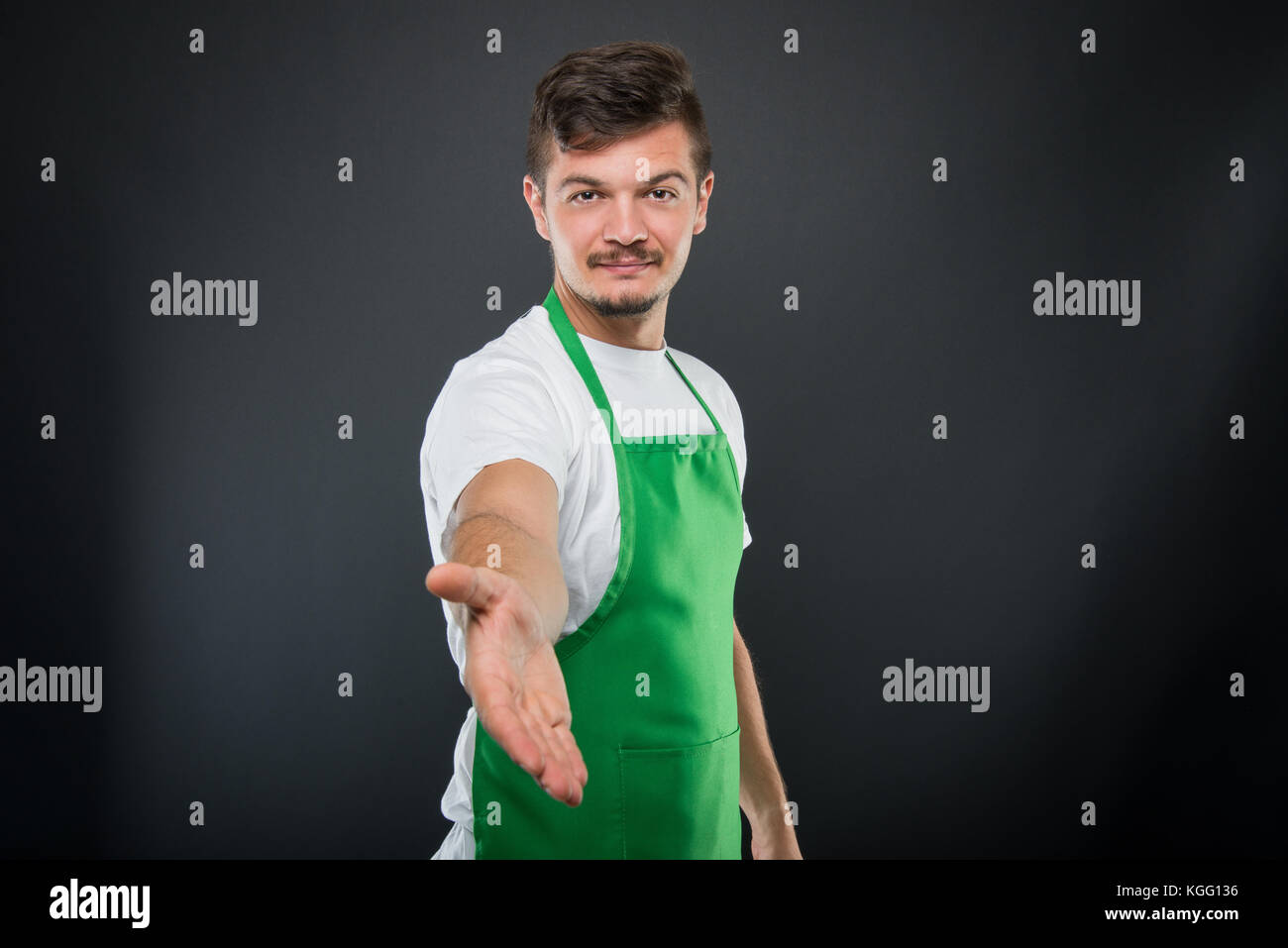 Ritratto di supermercato attraente datore di lavoro offrendo il tremolio delle mani come chiusura trattativa su sfondo nero Foto Stock