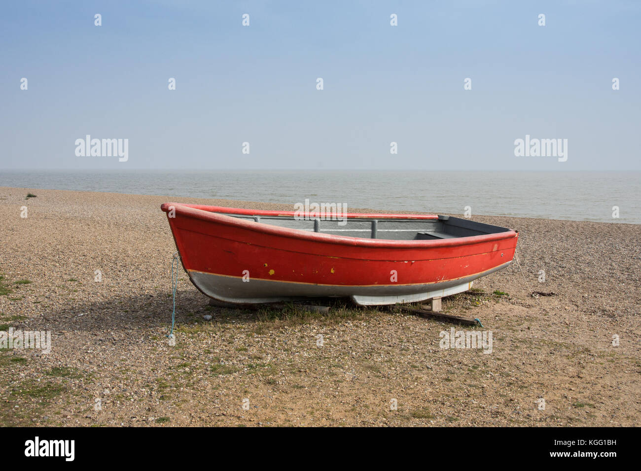 Costiera rosso barca da pesca sulla spiaggia di singolo a Dunwich Foto Stock