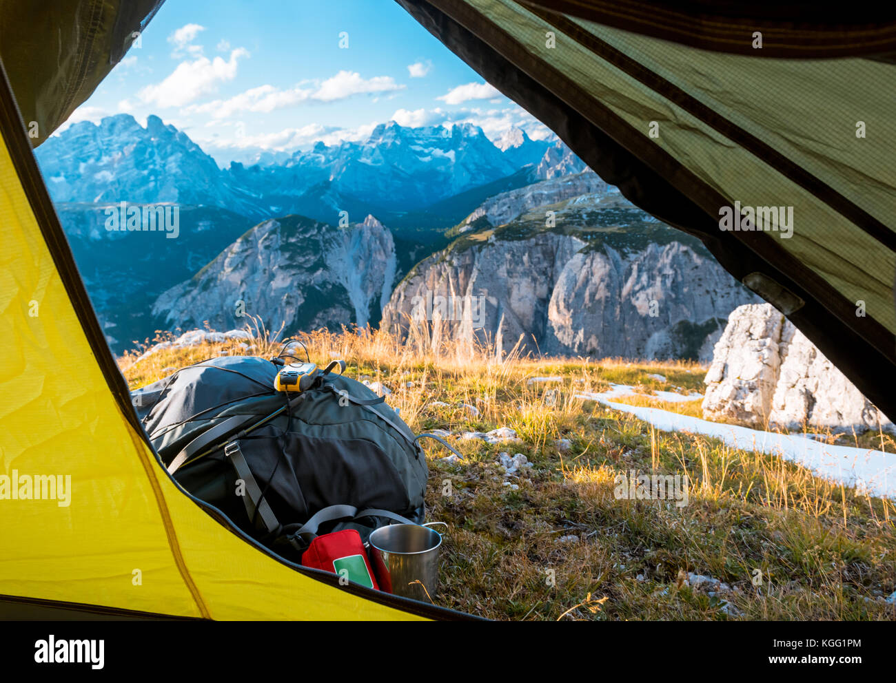 Vista dalla tenda turistica a valle di montagna Foto Stock